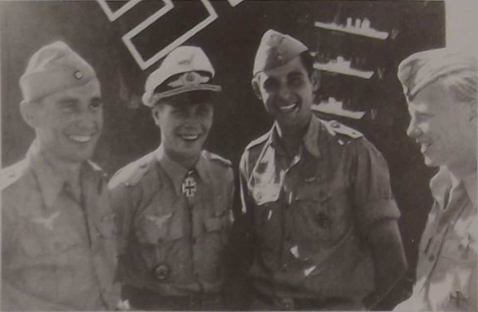 Georg Vögerl (right) together with the rest of the crew of the Ju88.