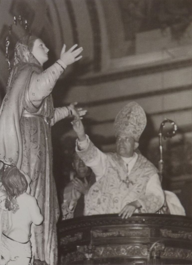 Kardinal Corrado Ursi jlibbes curkett lil Santa Marija 15 t'Awissu 1975 Mosta