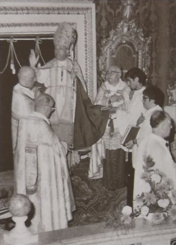 Kardinal Corrado Ursi jaghti l-barka dakinhar tal-15 t'Awissu 1975 Mosta