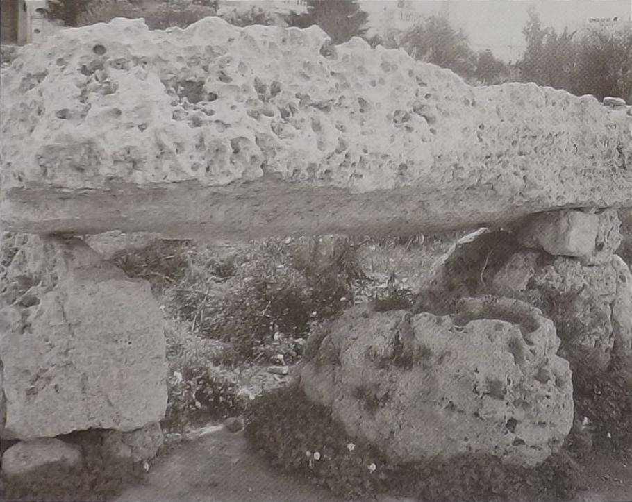 Id-dolmen f’Wied Filep Mosta.