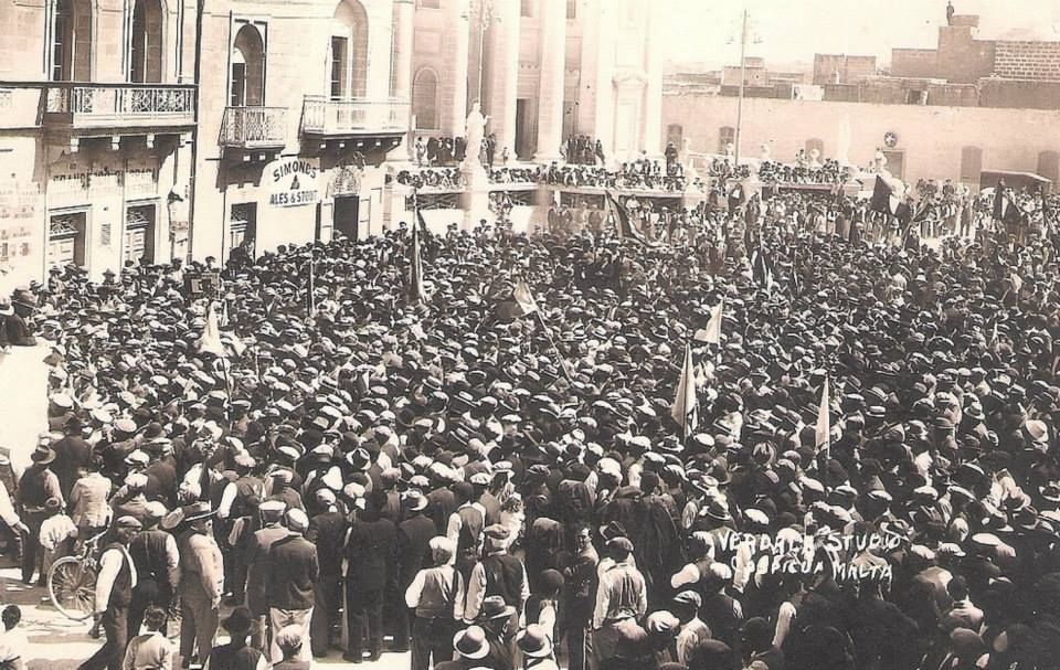 Il-pjazza tal-Mosta waqt meeting fl-1932.